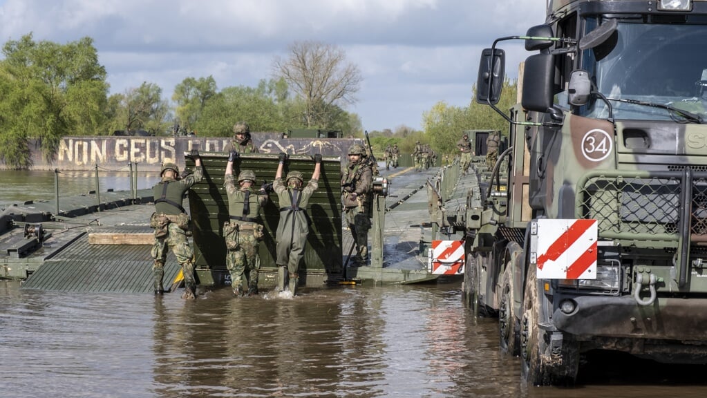 Nederland neemt met zo'n 5000 militairen deel aan de NAVO-oefening Steadfast, waar in totaal 90.000 militairen uit 32 landen aan meedoen. Hier vindt een oversteek van de IJssel plaats.