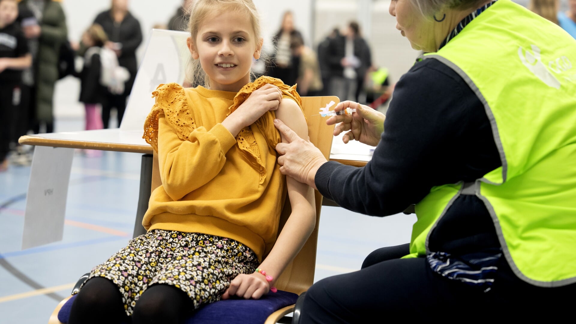 Mensen worden gevaccineerd tegen de HPV op een vaccinatielocatie van de GGD. De GGD GHOR Nederland wil de vaccinatiegraad verhogen naar aanleiding van de uitbraak van de mazelen in Eindhoven. 
