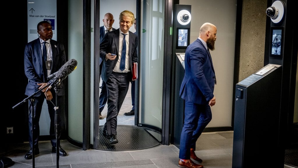 Geert Wilders (PVV) na afloop van de vervolggesprekken met informateurs Dijkgraaf en Van Zwol en de formerende partijen PVV, VVD, NSC en BBB. 