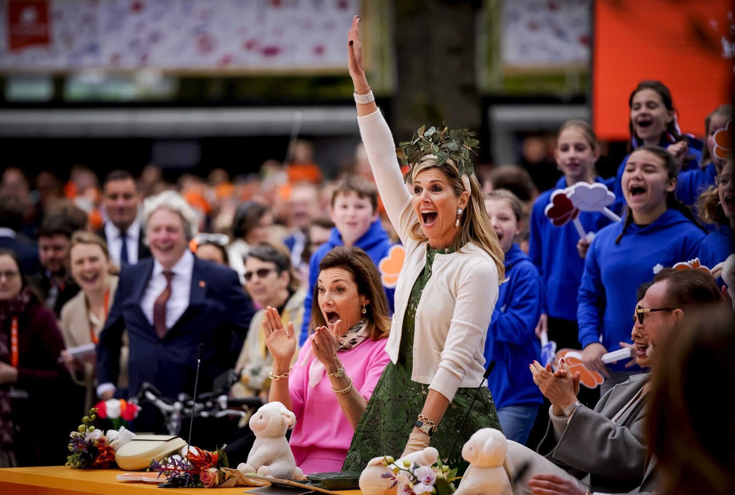 Prinses Aimee en koningin Máxima doen enthousiast mee aan het programma in Emmen.  