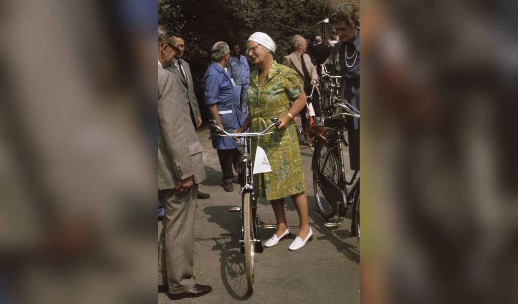 Koningin Juliana neemt deel aan de Drentse fietsvierdaagse in juli 1975.