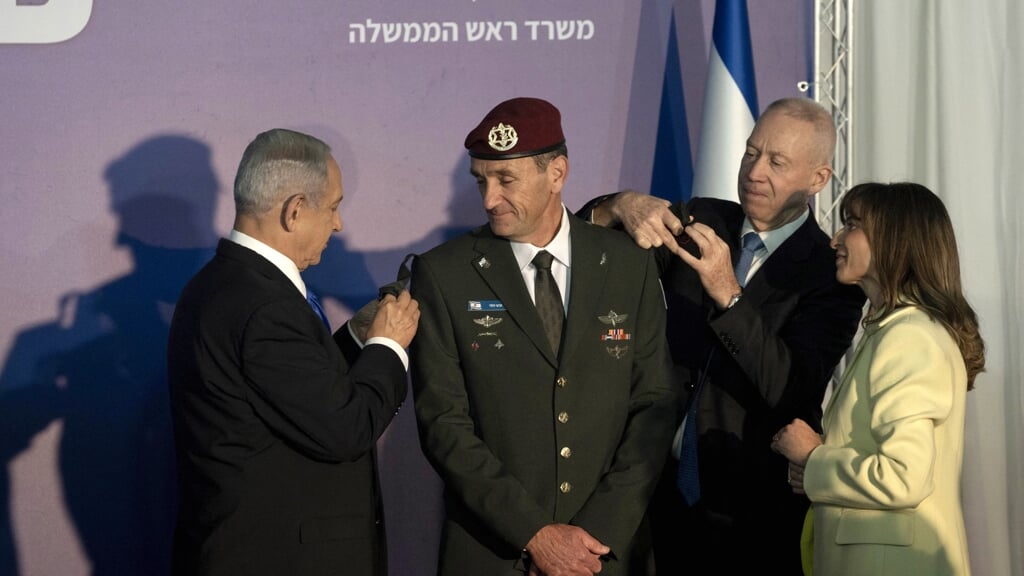Premier Netanyahu (l.) en minister van Defensie Gallant (2e van r.) bevorderen afgelopen januari de nieuwe legerchef Herzi Halevi tot luitenant-generaal.
