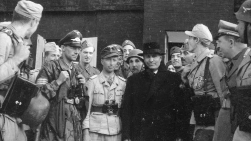 Benito Mussolini in 1943, in burgerpak en van macht beroofd, gevangen door de Duitse oorlogsfotograaf Toni Schneiders.