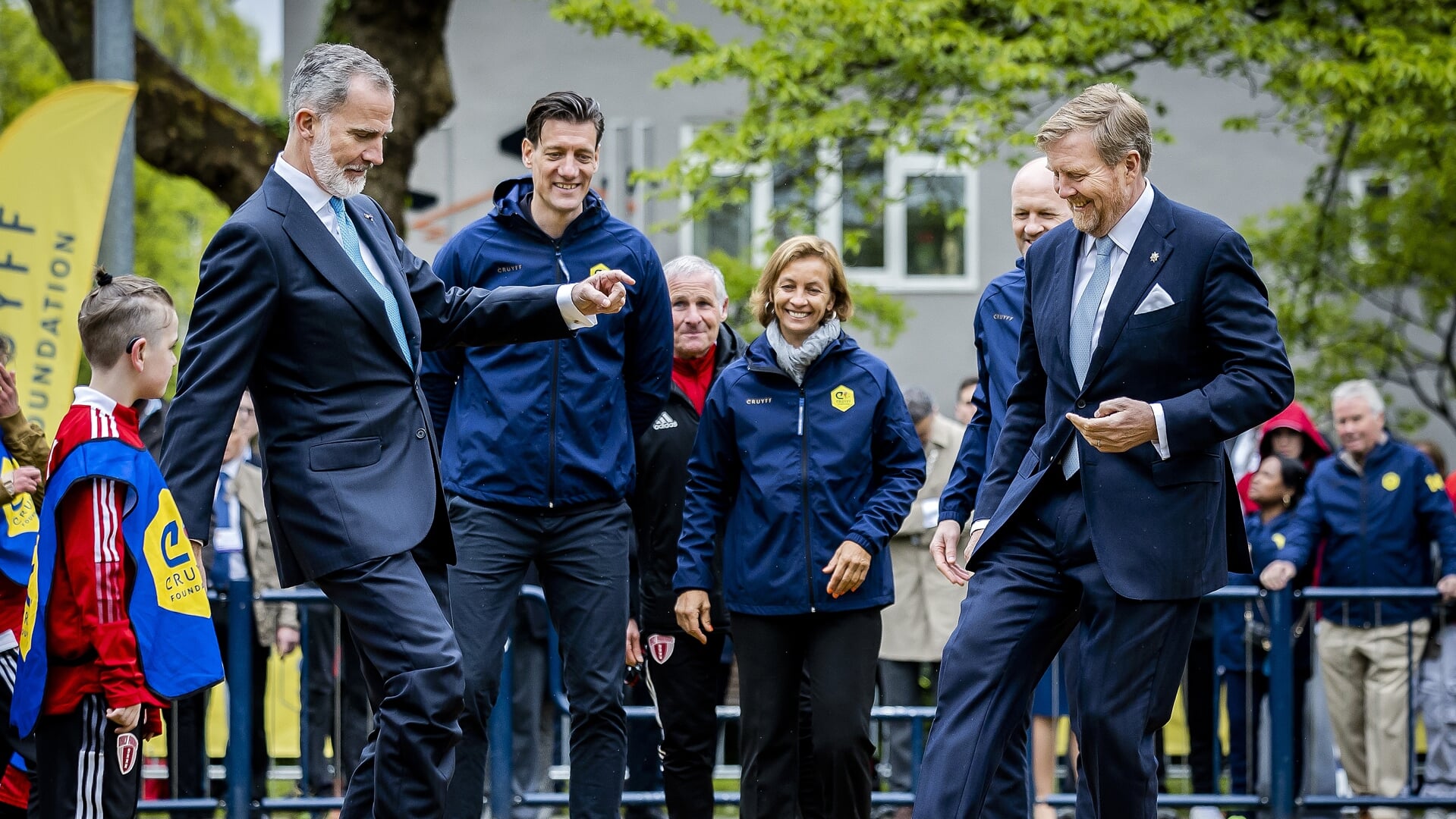 Koning Willem-Alexander en Koning Felipe trappen een balletje tijdens een sportmiddag van de Cruyff Foundation.