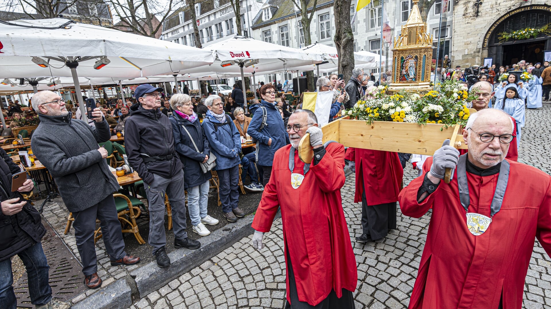 De glazen kist met glimmende reliekenhouder bevat een stukje van het lichaam van de heilige Bernadette en werd onder meer door de straten van Maastricht gedragen.