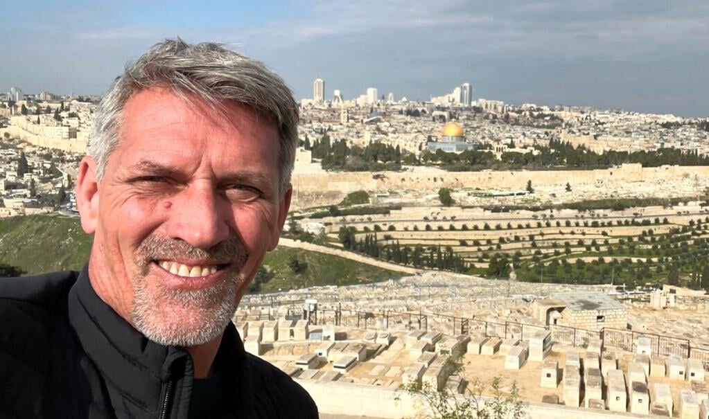 Eddy Boevink tijdens een eerdere reis naar Israël, op de Olijfberg in Jeruzalem.