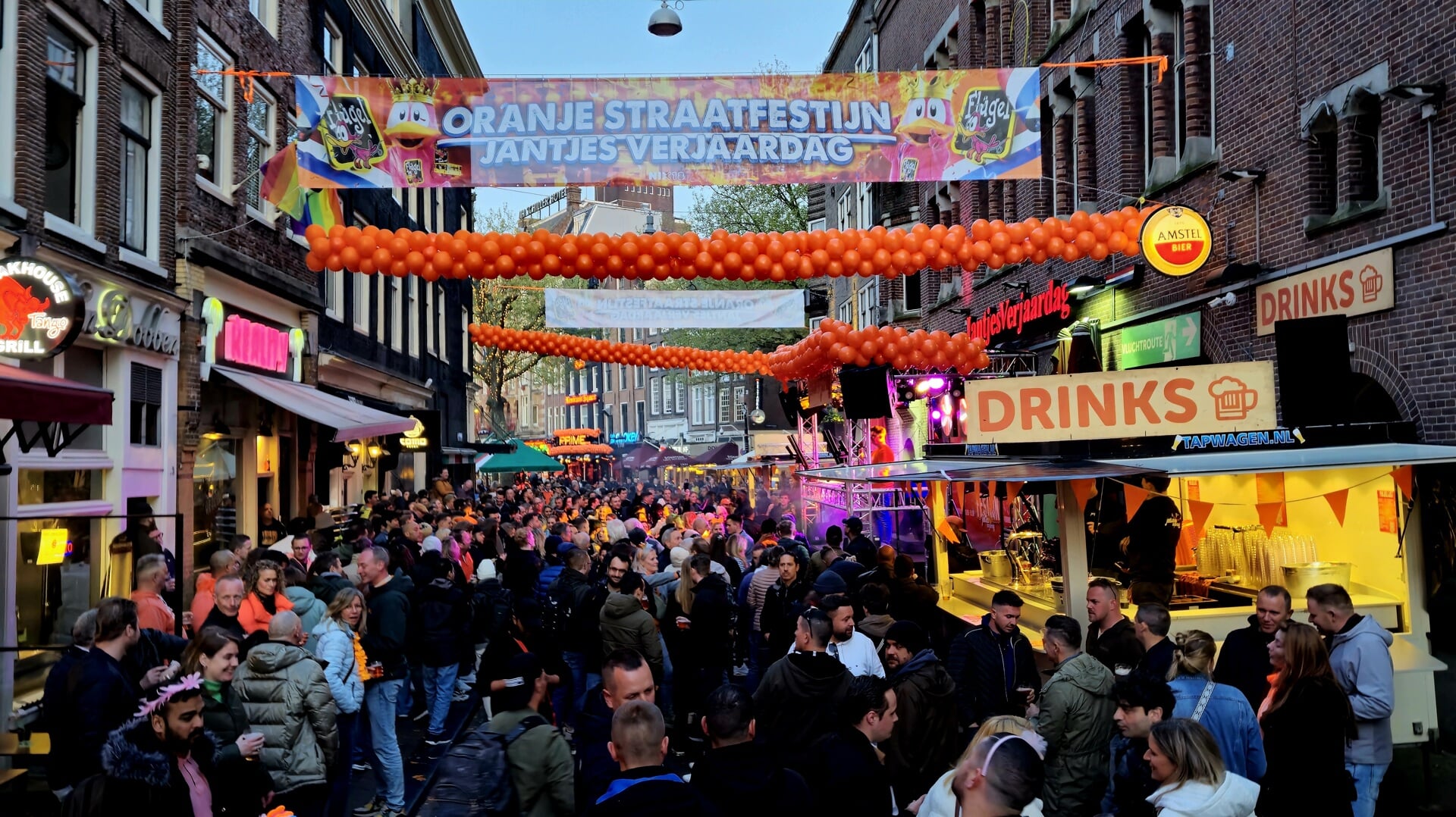 De Amsterdamse Jordaan loopt vol met mensen die Koningsnacht vieren.