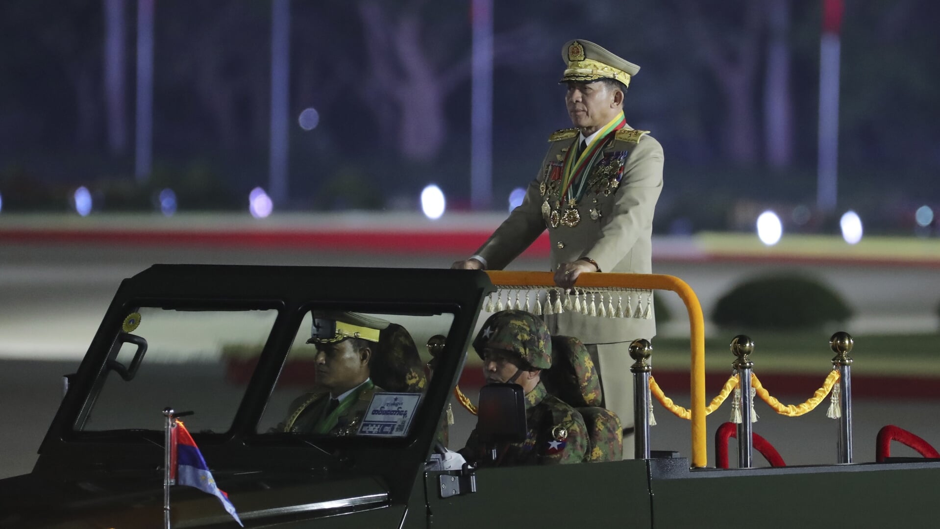 Juntaleider Min Aung Hlaing neemt een militaire parade af in Naypyidaw.