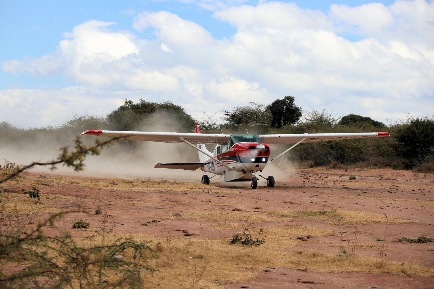 Een vliegtuig van MAF landt op een onverharde landingsbaan in Tanzania