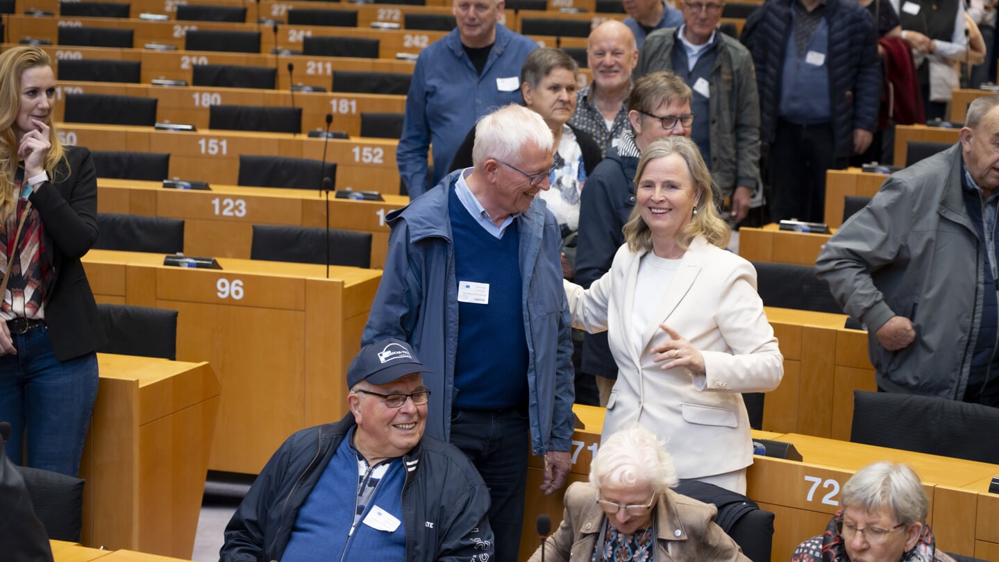 Annie Schreijer-Pierik te midden van haar laatste grote groep bezoekers in het Europees Parlement: bewoners van haar eigen kerkdorp Hengevelde.
