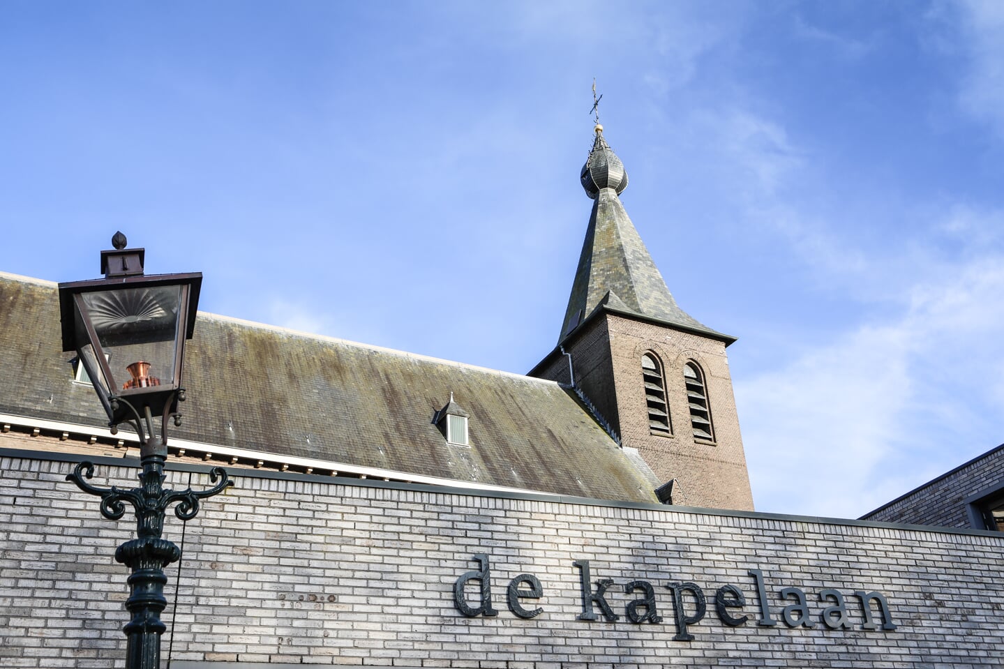 ‘De Kapelaan’ is het zalencentrum bij de rooms-katholieke Nicolaaskerk.