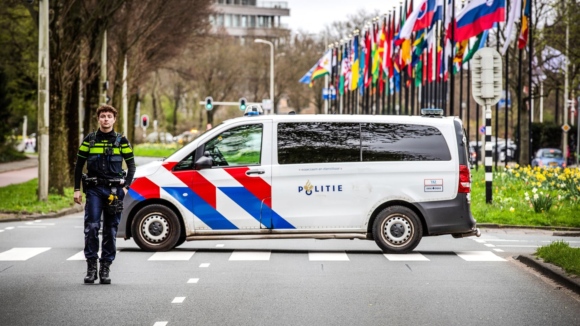 Afgeschermde en bewaakte Israëlische ambassade in Den Haag.