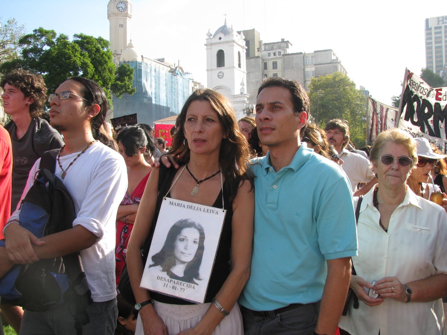 Gabriel Cevasco neemt met zijn tante, de zus van zijn moeder, deel aan een mars om de ontvoerden te gedenken. Op de foto staat zijn moeder afgebeeld.