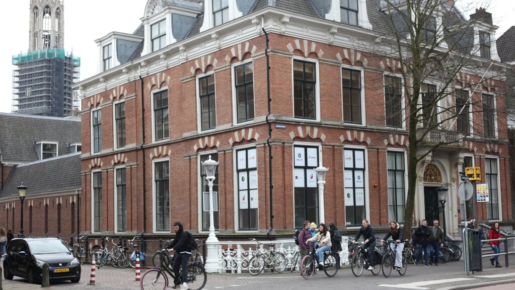 Janskerkhof 12 in Utrecht. In dit pand aan de gracht wil de PThU met ingang van september 2025 een bachelor-opleiding aanbieden.