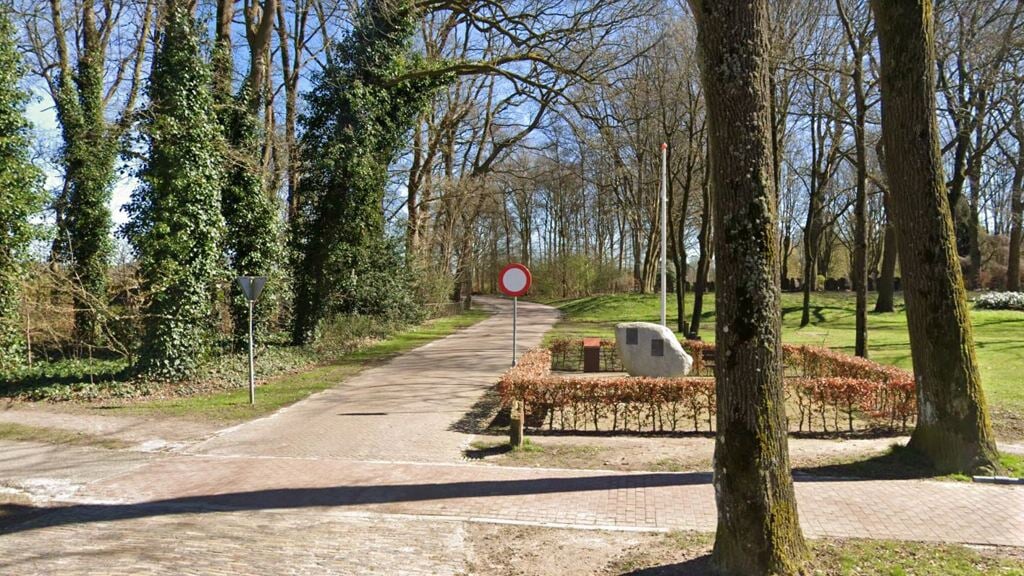 Een monument markeert de plek van het bloedbad in Diever in april 1945.