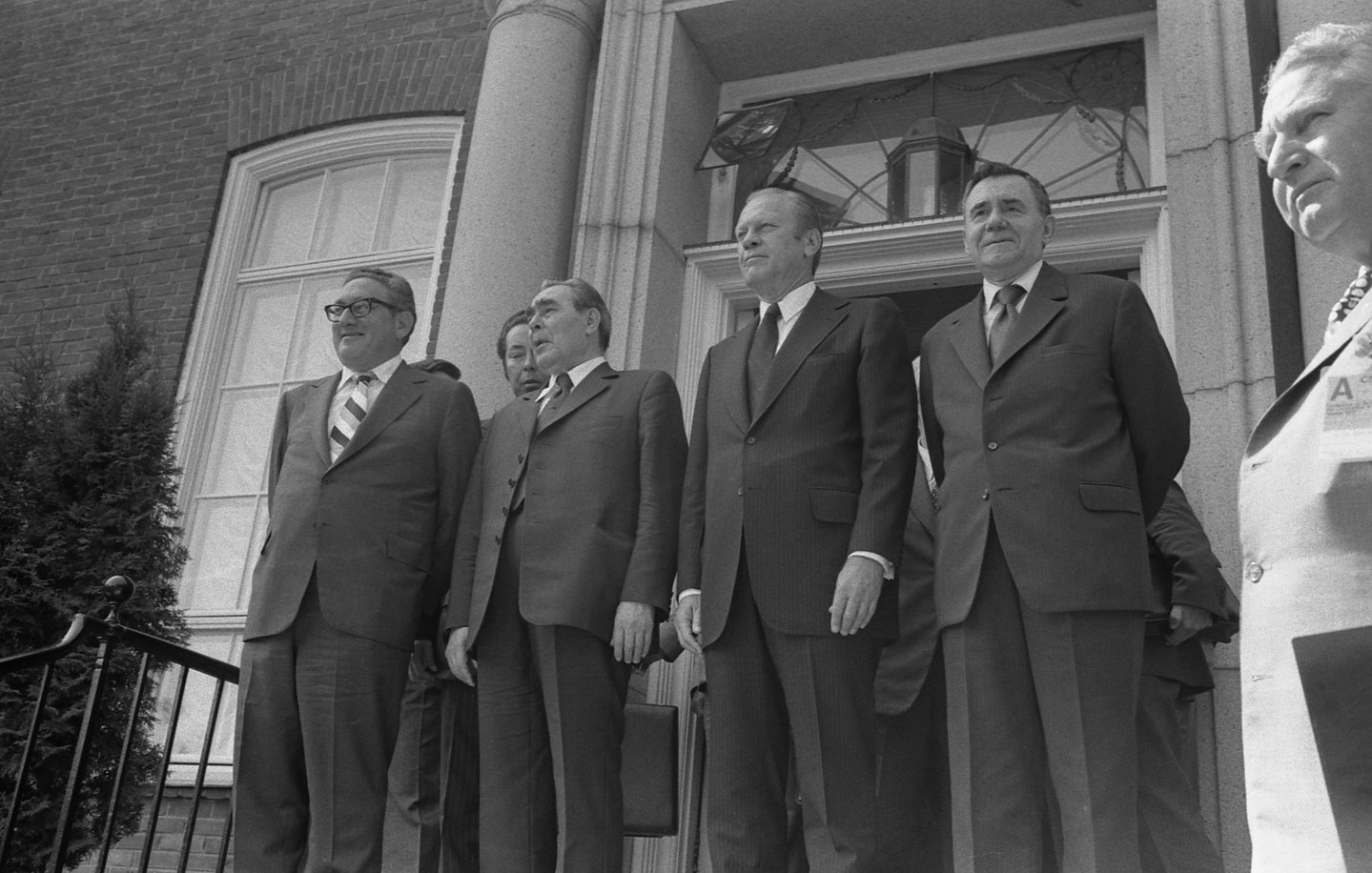 De Amerikaanse en Russische leiders bij de ondertekening van de Helsinki Akkoorden in 1975: Kissinger, Breznjev, Ford en Gromyko