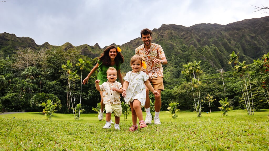 Jan Hendrik en Manon met hun twee kinderen in Hawaï. ‘Die twee hebben geen besef van tijd. Ze zeggen regelmatig ‘Morgen gaan we weer naar Apeldoorn’.'