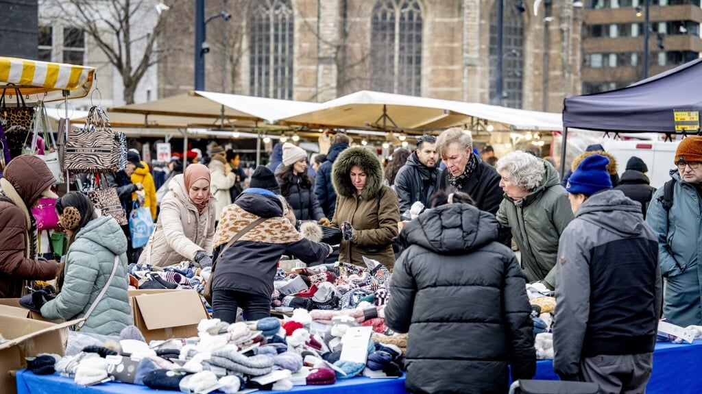 Consumenten doen inkopen op de markt in Rotterdam. Nieuwe Europese regels moeten ervoor zorgen dat producten eerlijk en zonder milieuvervuiling zijn gemaakt.