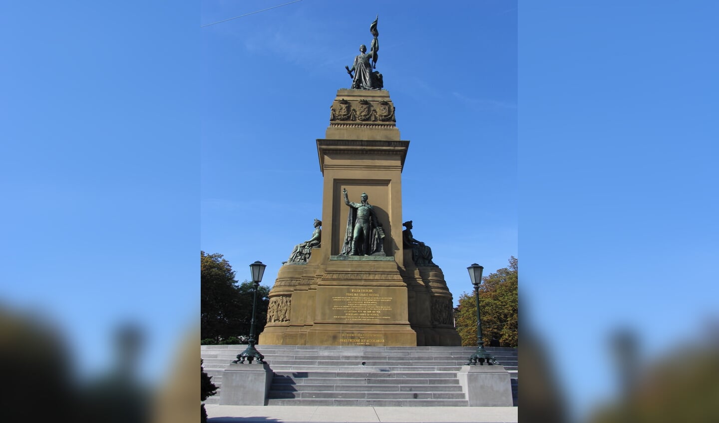 Koning Willem I op het het monument op Plein 1813.