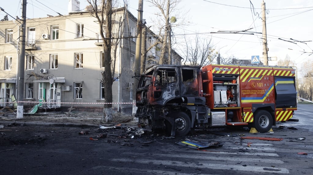 Een brandweerauto die eerder deze maand door een Russische drone werd geraakt in de Oekraïense stad Charkiv. 