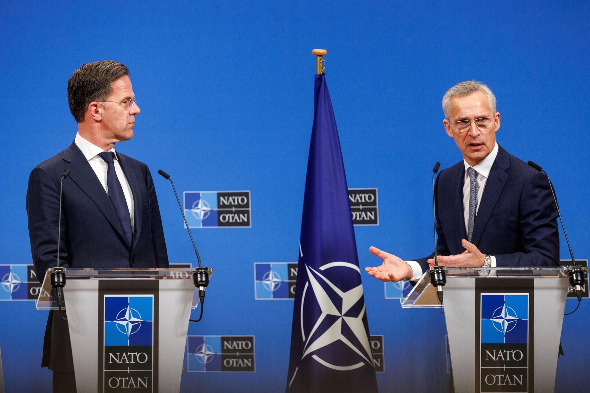 Secretaris-generaal van de NAVO Jens Stoltenberg (rechts) en premier Mark Rutte bij een persconferentie in Brussel, op woensdag. 