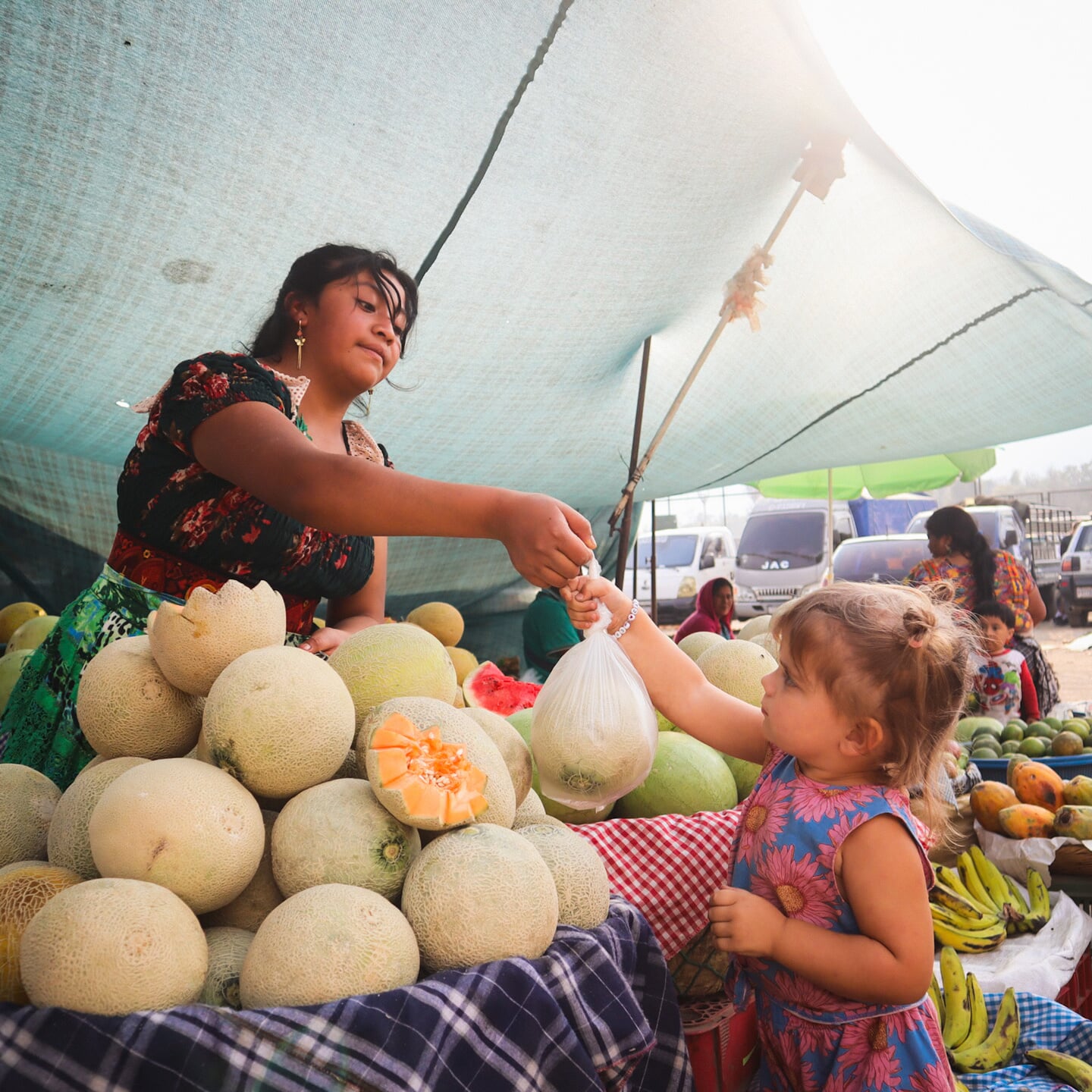 Dochter Rachel op een lokale markt in Guatemala.