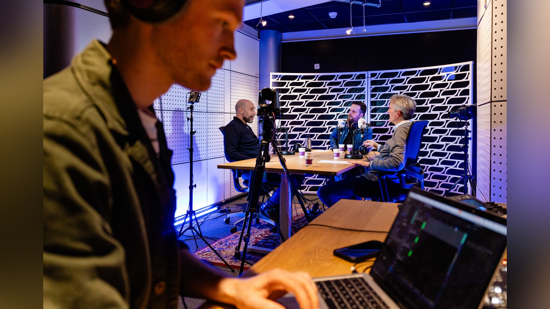 De Ongelooflijke Podcast met in het midden presentator David Boogerd en rechts theoloog Stefan Paas, in een eerder gesprek.