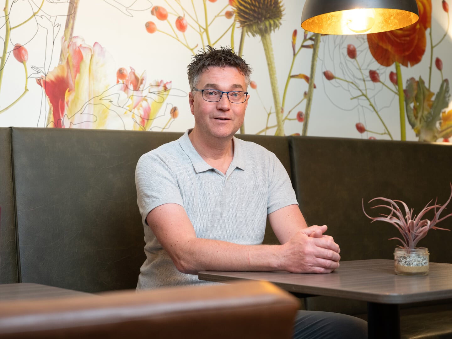 Ron Veenboer in het ontmoetingscentrum op zijn werk. 'In de zorg is geen dag hetzelfde.'