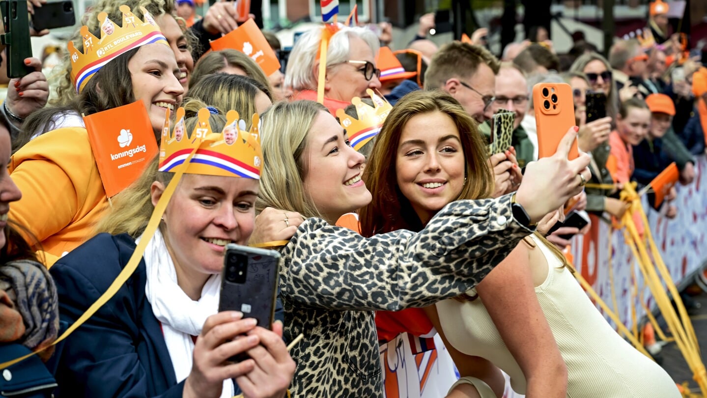 Prinses Alexia tijdens Koningsdag in Emmen. De koninklijke familie neemt de tijd om handen te schudden en selfies te nemen met het publiek.