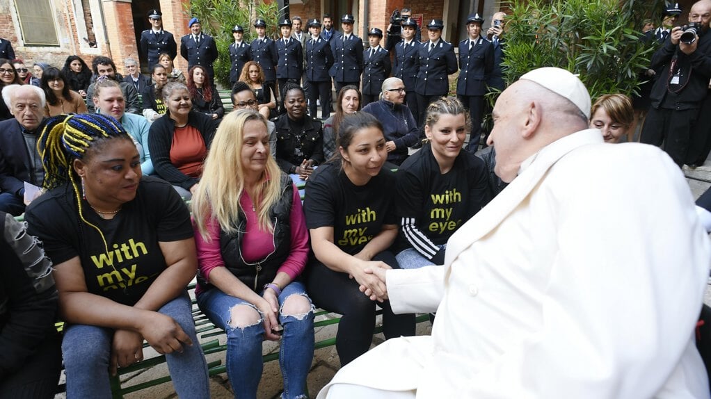 Paus Franciscus groet vrouwelijke gedetineerden in Venetië die meewerken aan de door het Vaticaan geïnitieerde kunstexpositie 'With My Eyes' in hun vrouwengevangenis in het kader van de Biennale.