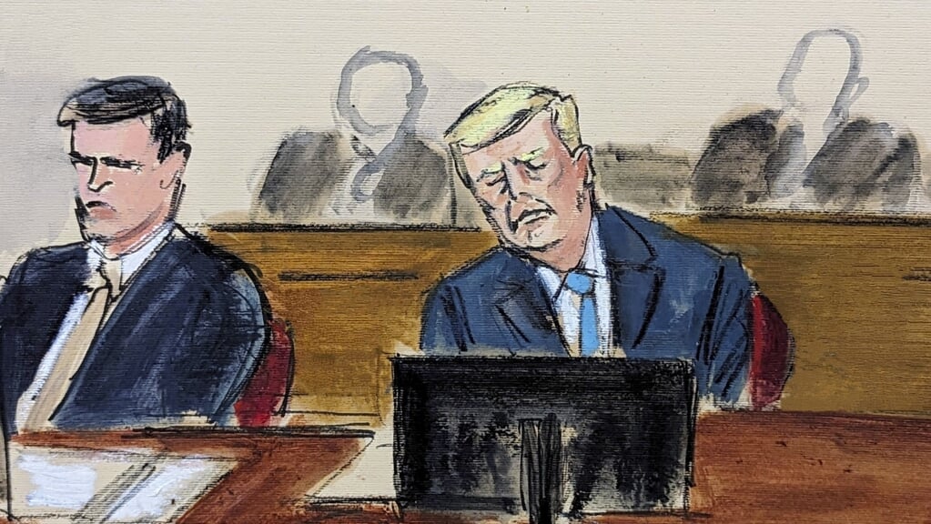 Donald Trump met zijn advocaat op 22 april in de rechtbank.