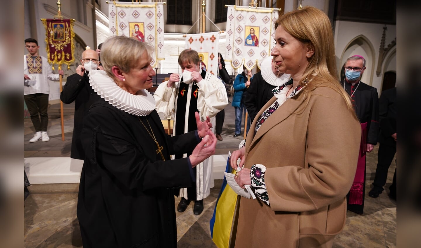 De lutherse bisschop Kirsten Fehrs uit Hamburg - volgens traditie met gesteven kraag - ontmoet Oekraiense vluchtelingen, na een gebedsdienst voor vrede in februari 2022.