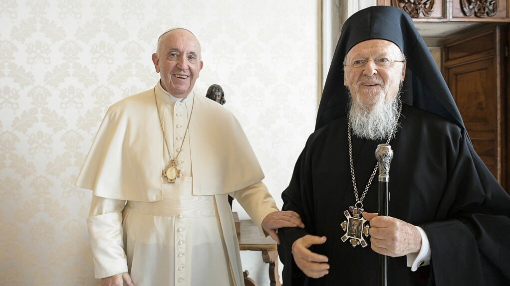 Paus Franciscus (links) met de patriarch van Constantinopel, Bartholomeüs I in 2021. De oecumenische waarde van het nieuwe Vaticaanse 'telefoonboek' kan moeilijk worden overschat.