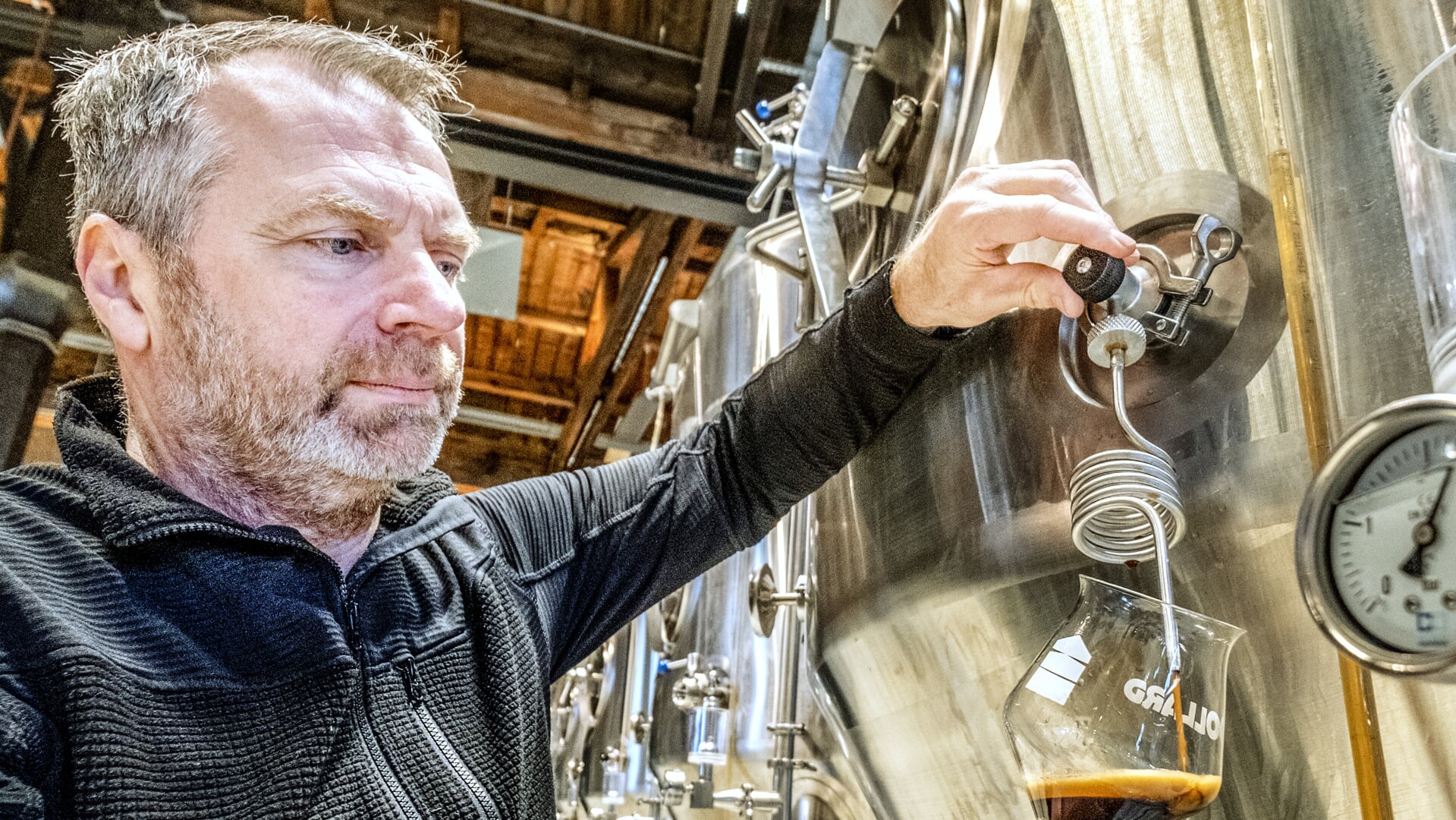 Bierbrouwer Hans Noorman, aangesloten bij Coöperatie De Graanrepubliek, test of zijn donkere bier op smaak is.