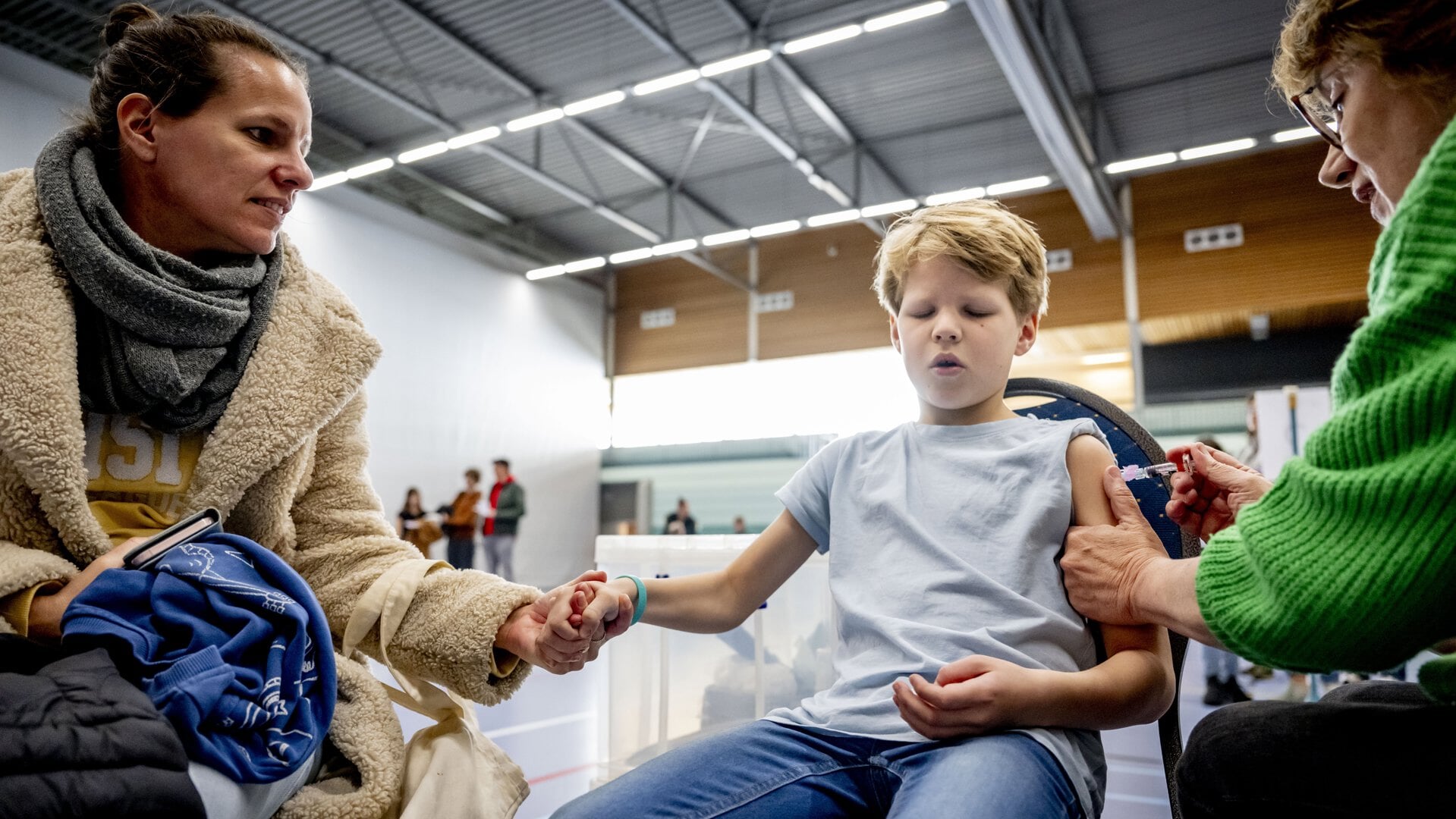 Een kind wordt gevaccineerd tegen onder meer mazelen. De vaccinatiegraad daalt in Nederland steeds verder.