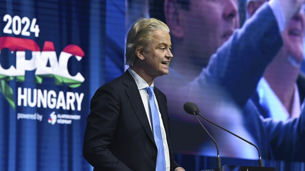 Wilders richtte zich in Boedapest tot de Nederlandse pers, maar hij bedoelde zijn onderhandelingspartners: 'Dit is geen bom, wen er maar aan.' 