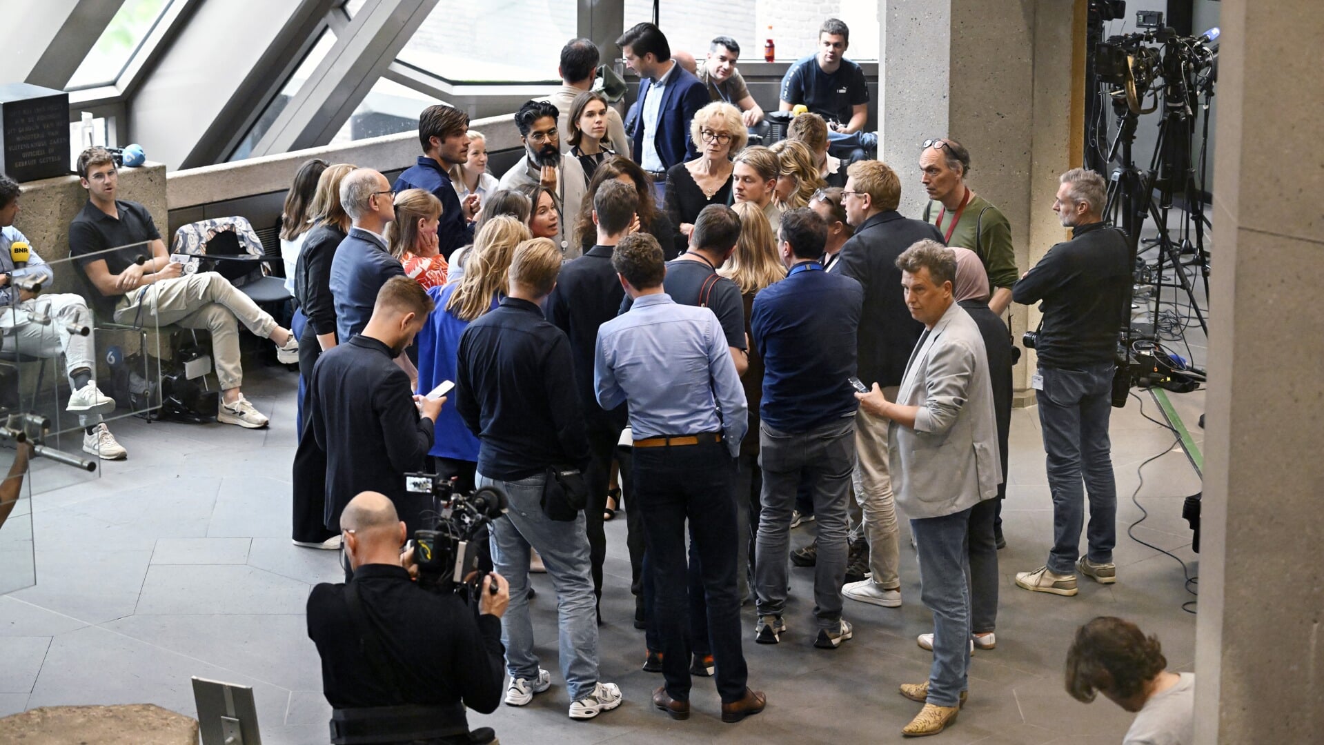 Journalisten wachten op nieuws over de formatiegesprekken tussen de fracties van PVV, VVD, NSC en BBB. Het is de laatste dag voor de formerende partijen om tot een akkoord te komen. 