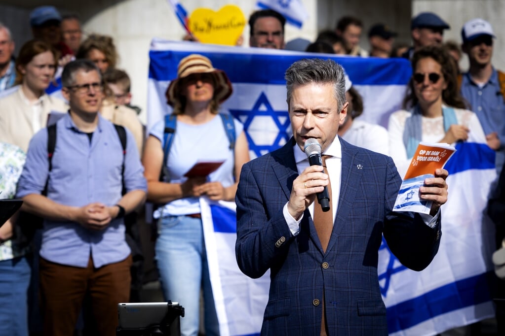 Chris Stoffer tijdens een pro-Israëlactie van de SGP. De SGP voert actie op de Dam in solidariteit met de Joodse gemeenschap in Nederland. 