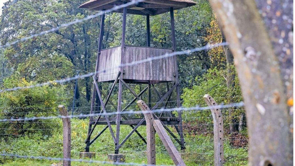 Wachttoren in voormalig kamp Vught symboliseert de herinnering aan de oorlog, die generaties lang kan doorwerken.