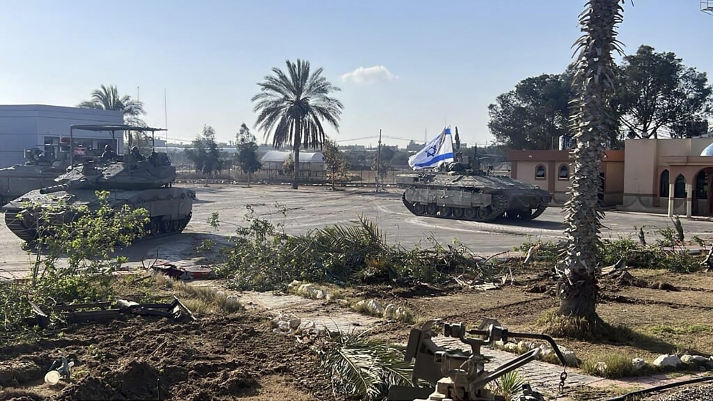 Israëlische tanks dinsdagmorgen bij de grensovergang tussen Rafah en Egypte. De grensovergang is na de Israëlische operatie gesloten.
