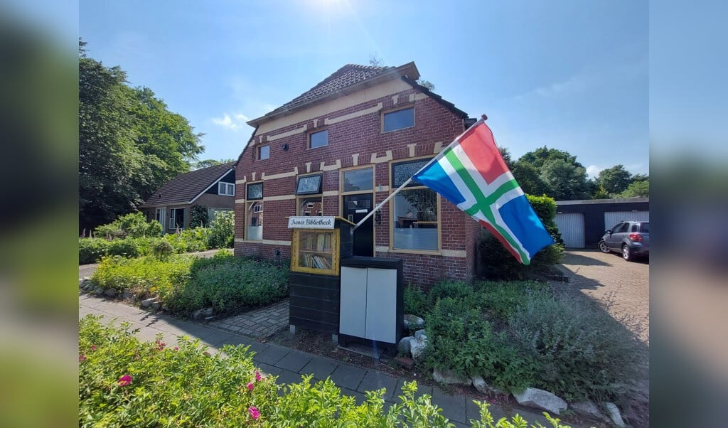 Bij veel huizen langs de weg naar Winschoten wappert een grote Groningse vlag.