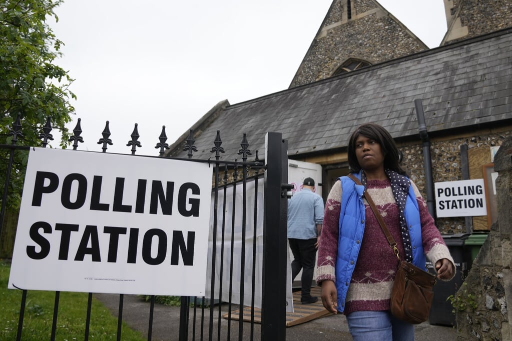Een vrouw verlaat een stembureau in Londen. 