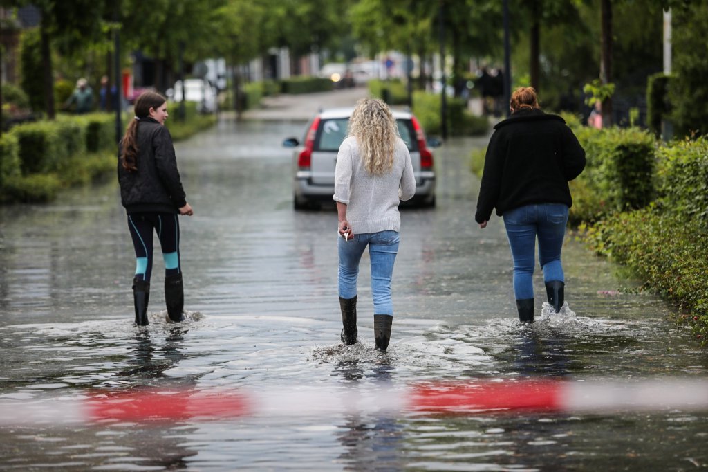 Na extreme regen en hagelbuien staan veel straten in Buitenpost onder water.
