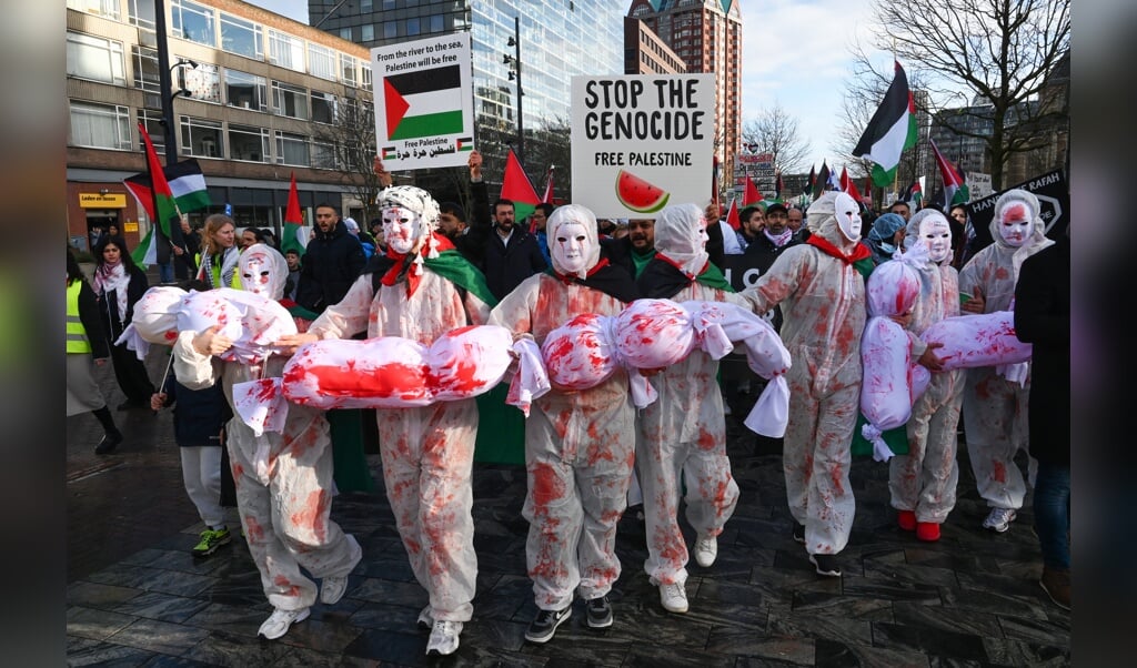 Ook in Nederland zijn er felle demonstraties tegen het Israëlische optreden in Gaza, waarbij Israël van genocide wordt beschuldigd.