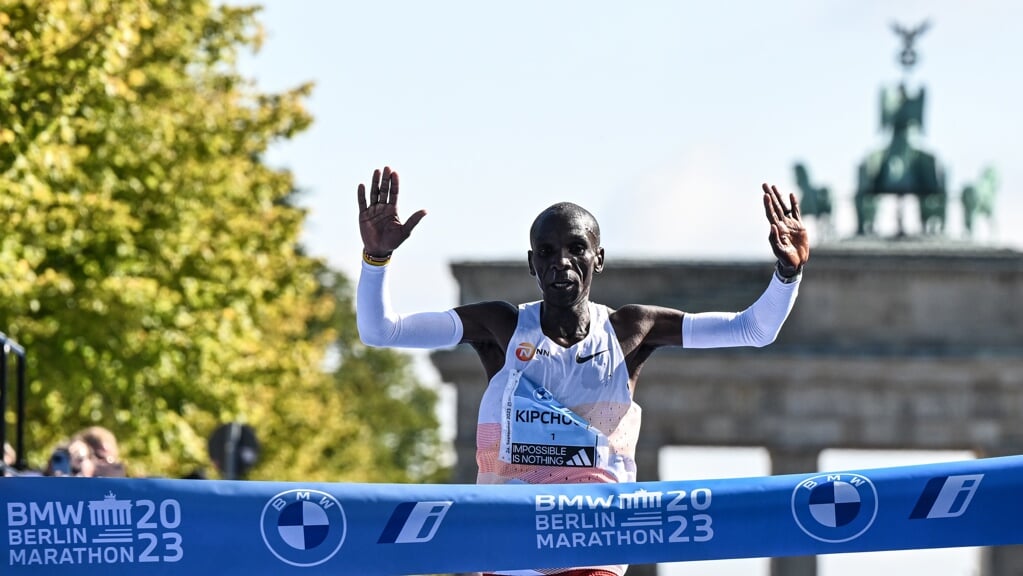 Met losgeraakt startnummer op zijn borst wint de Keniaanse topatleet Eliud Kipchoge september 2023 voor de vijfde keer de marathon van Berlijn.