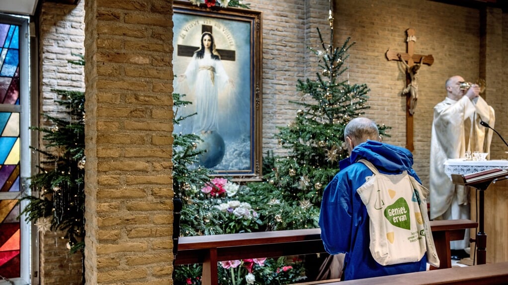 De kapel van de Vrouwe van Alle Volkeren in Amsterdam gewijd  Ida Peerdeman beweerde tussen 1945 en 1959 Maria te hebben gezien. Uiteindelijk dwong Rome de bisschop van Haarlem in 2020 om het negatieve oordeel over de verschijningen te accepteren en aan zijn gelovigen mee te delen. 