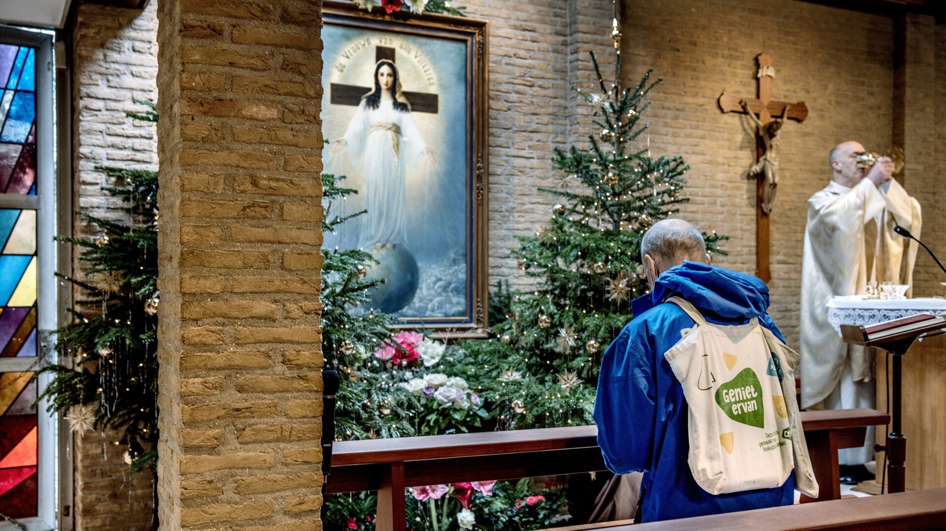 De kapel van de Vrouwe van Alle Volkeren in Amsterdam gewijd  Ida Peerdeman beweerde tussen 1945 en 1959 Maria te hebben gezien. Uiteindelijk dwong Rome de bisschop van Haarlem in 2020 om het negatieve oordeel over de verschijningen te accepteren en aan zijn gelovigen mee te delen. 