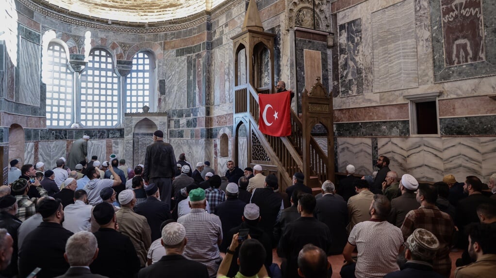 De Chorakerk in Istanbul werd maandag officieel heropend als moskee. President Erdogan leidde de ceremonie op afstand vanuit Ankara. 