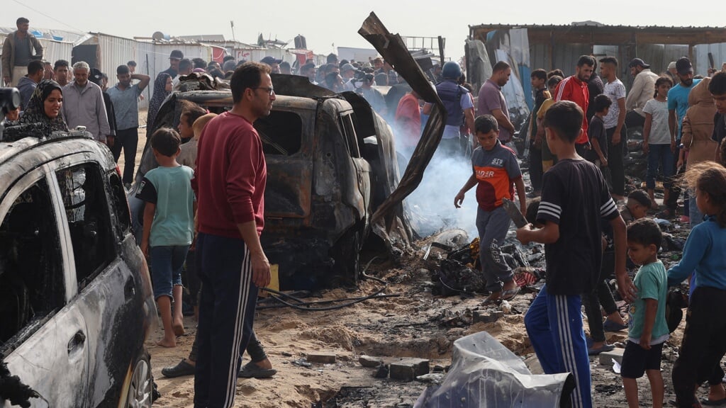 Het vluchtelingenkamp in Rafah op maandag, een dag na de Israëlische aanval, waarbij 45 doden vielen. 
