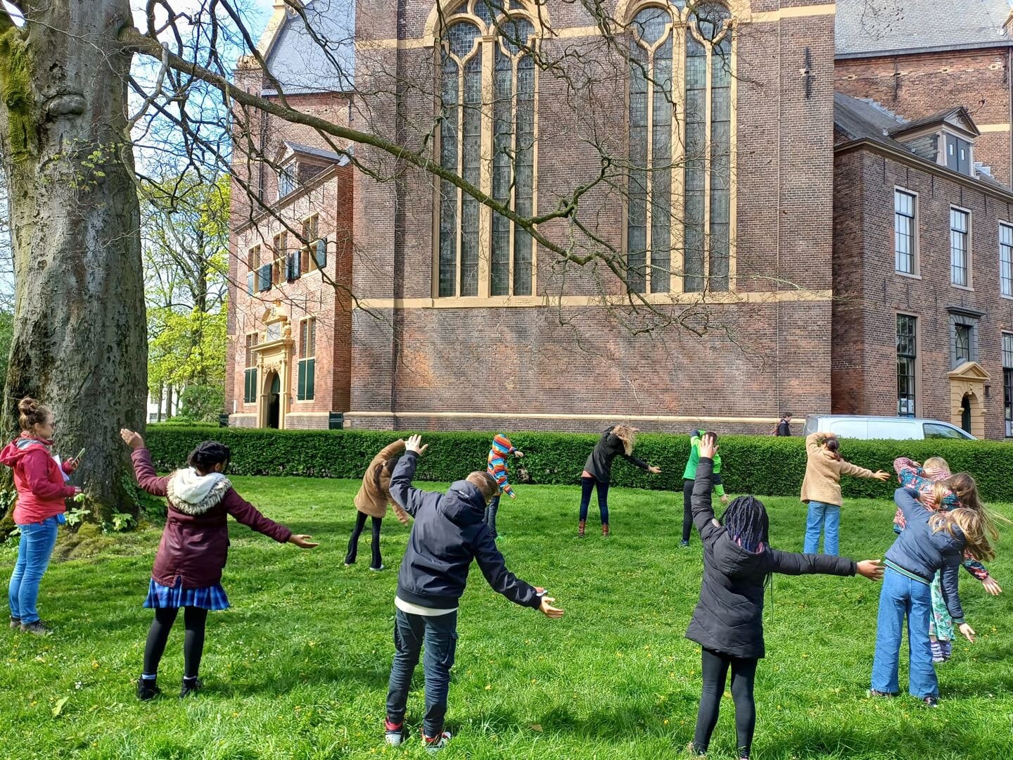Kinderen tijdens de voorstelling 'Op het Spel', bij De Nieuwe Kerk in Groningen. 'We hebben creativiteit en spel nodig om de samenleving opnieuw te ordenen', zegt theatermaker en theoloog Kees van der Zwaard.
